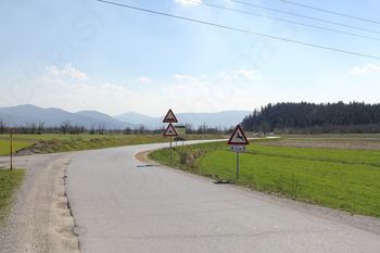 Spomladi naj bi začeli obnavljati cesto Bevke–Log