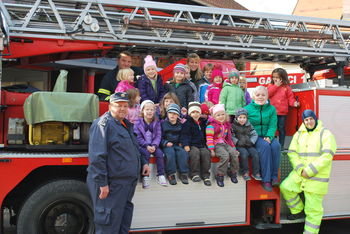 Vojniški gasilci prižgali iskrice v otroških očeh