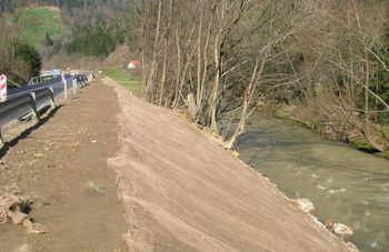 Urejanje struge reke Meže za večjo poplavno varnost Urejanje struge reke Meže za večjo poplavno varnost