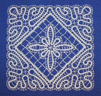 Klekljane čipke za brezjansko Marijo Klekljane čipke za brezjansko Marijo