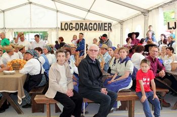 Občina Log - Dragomer je gostila kosce in grabljice z Ljubljanskega barja