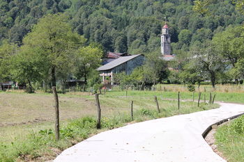 Betoniranje dela poti pod vasjo Idrsko