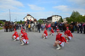 Postanek štirivprege lipicancev v Horjulu in nočitev na Vrzdencu Postanek štirivprege lipicancev v Horjulu in nočitev na Vrzdencu