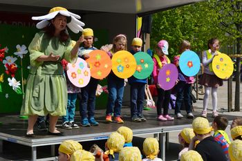 Tržiške poletne prireditve: glasbeno-plesna animacija; Na cvetočem travniku