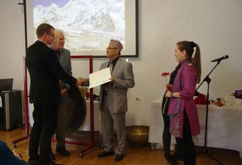 Javor v zahvalo za pomoč ob potresu