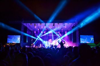 Kljub dežju več tisoč glava množica Kljub dežju več tisoč glava množica