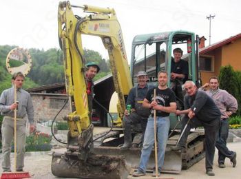 Vrholci počistili in pometli ceste v vasi Vrholci počistili in pometli ceste v vasi