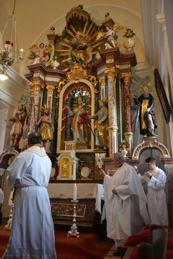 Blagoslov obnovljenega glavnega oltarja sv. Nikolaja v Dvoru