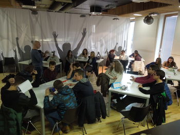 Kdo sem? Kaj vpliva name? Družina? Prijatelji? Mediji? Kaj pa razmere v družbi?