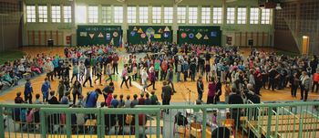 Kdor vesele pesmi poje, gre po svetu lahkih nog …