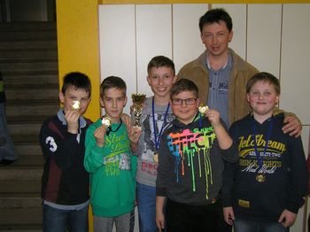 Šahovski ekipi deklet in fantov OŠ Janka Kersnika Brdo do 12 let sta regijska prvaka