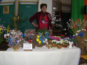  Izdelovanje rožic iz krep papirja