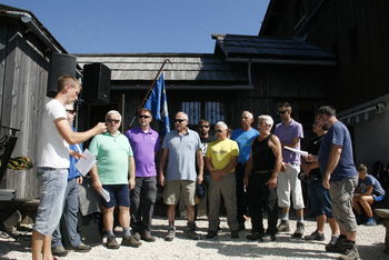 Člani moškega pevskega zbora Janko Kersnik zapeli na Mali planini  