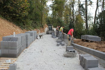 Do dragomerškega pokopališča kmalu po asfaltu