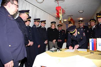 Podpis pogodbe z zahvalo gasilcem