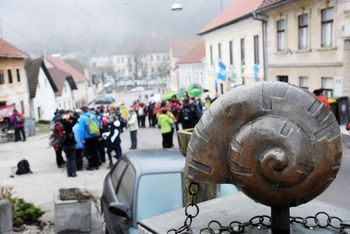 Po Jurčičevi poti nekaj tisoč pohodnikov