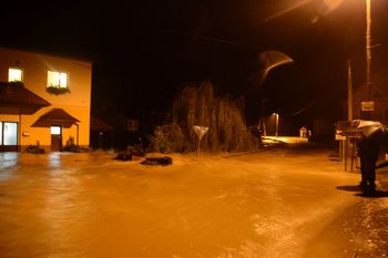 Voda ponovno povzročala preglavice