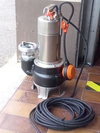 Občinski štab Civilne zaščite Občine Kobarid gasilcem doniral potopno črpalko