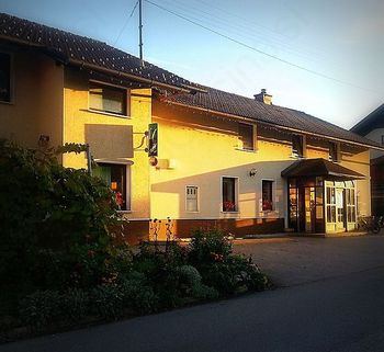 Gostilna pri Škofu vas pod novim vodstvom vabi