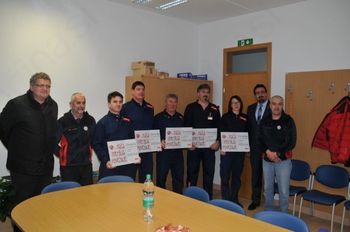 Petrolovci podarili gorskim reševalcem tisoč evrov Petrolovci podarili gorskim reševalcem tisoč evrov