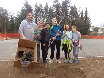Na blejskem šolskem igrišču sadili drevesa Na blejskem šolskem igrišču sadili drevesa
