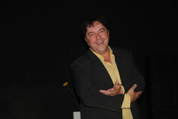 Oglejte si komedijo Samohranilec z Renatom Jenčkom