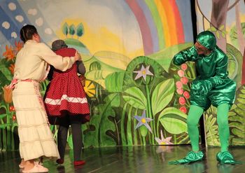 GLEDALIŠKA PREDSTAVA SAPRAMIŠKA S SKUPINO VRTINEC IZ BOVCA