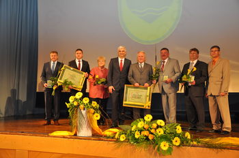  Bronasti grb odbojkaricam