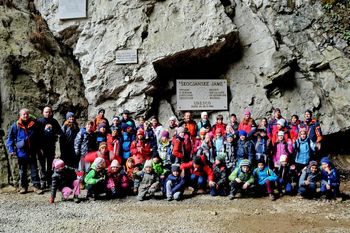 Mladi planinci na izlet v Škocjanske jame z vlakom
