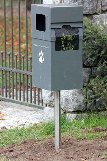 Smetnjaki za pasje iztrebke strašijo voznike
