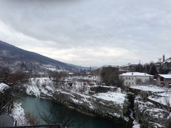 Na S Primorskem do meter snega