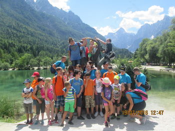 Gradimo trden most prijateljstva Gradimo trden most prijateljstva