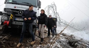 Predsednica vlade si je na Zaplani ogledala škodo na električnem omrežju