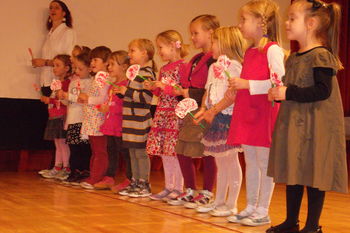 Mladi in starejši z roko v roki