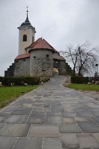 Tlakovano in urejeno pokopališče na Sv. Urhu