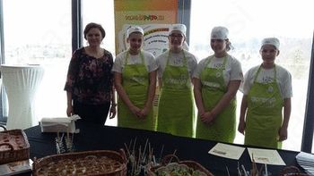 Krmeljska kuharska ekipa na kulturnem bazarju