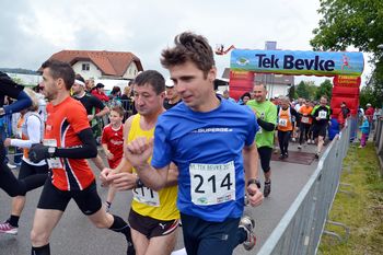 Kljub dežju čez tristo tekačev