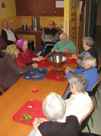 Stanovalci pripravili slastno testeninsko solato