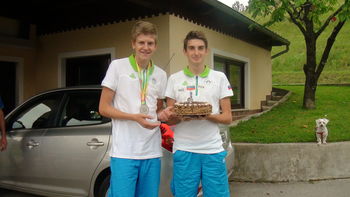 Rokometno srebro olimpijskega festivala okrog vratu Vojničanov Anžeta in Tilna 