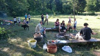 Postavitev tipija gozdovniške skupine Rjasta kanja Postavitev tipija gozdovniške skupine Rjasta kanja