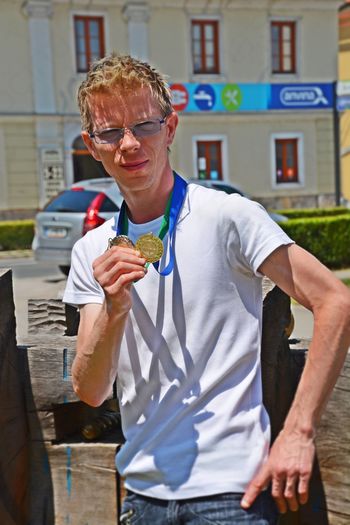 V tednu dni do dveh kolajn