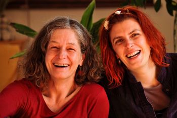 Tabla v mozaiku na železniški postaji v Radovljici