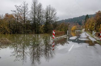 Voda ustavila promet proti Dobrepolju