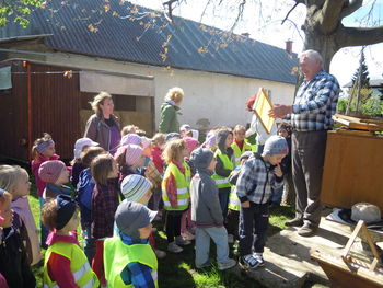Otroci vrtca Najdihojca na obisku pri čebelarju