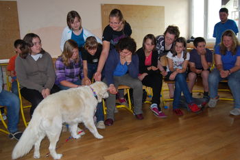 Krožek Prostovoljno delo na OŠ Vransko-Tabor je obiskala predstavnica Zavoda PET – Pasje enote terapevtov