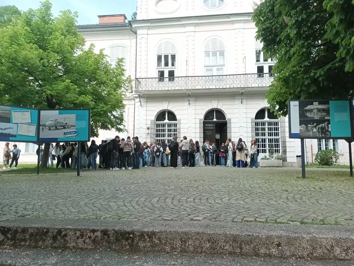 Medobčinsko društvo prijateljev mladine Ajdovščina nagradilo zlate bralce z izletom v Ljubljano