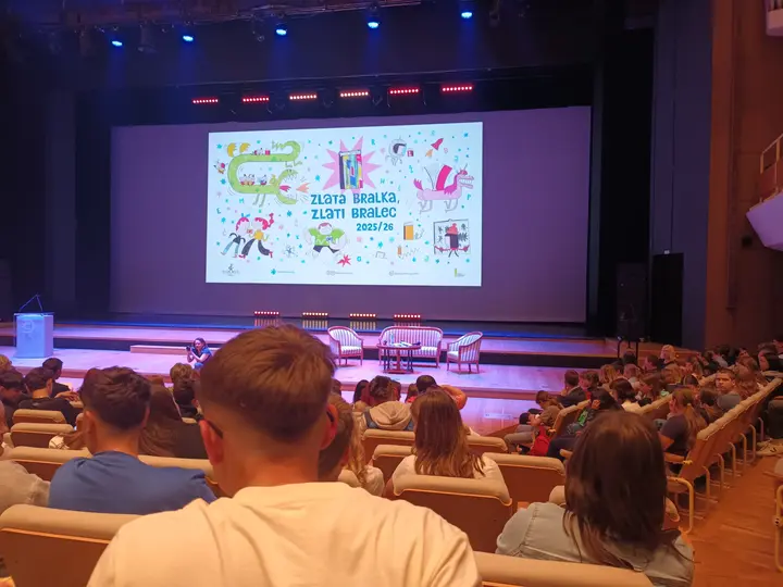 Medobčinsko društvo prijateljev mladine Ajdovščina nagradilo zlate bralce z izletom v Ljubljano