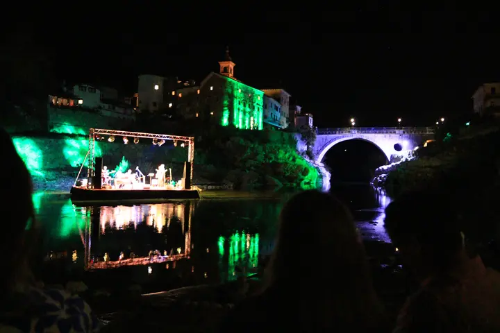 Koncert Uroša Periča na gladini Soče