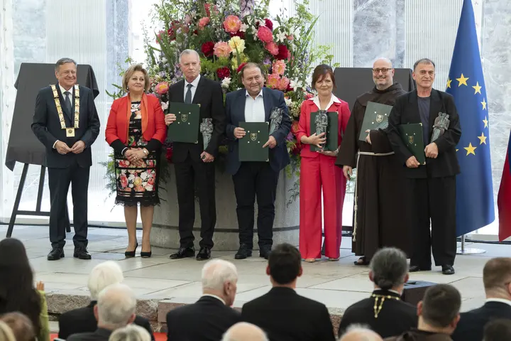 Prejemniki nagrad mesta Ljubljana prof. dr. Igor Bartenjev, dr. med., Darko Brlek (Festival Ljubljana), Regionalna razvojna agencija Ljubljanske urbane regije, Frančiškanski zavod Ljubljana in Blaž Peršin (Mestni muzej in galerije Ljubljana) z županom Zoranom Jankovićem in predsednico komisije za priznanja MS MOL, Nado Verbič. Foto: Katja Kodba.