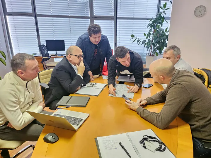 Ožje vodstvo Zavoda Novo mesto – namestnik direktorja Mitja Bobnar, direktor Aleš Makovac in pomočnik direktorja Robert Markovič – z vodjem prireditvene dejavnosti Radom Trifkovićem in zunanjimi partnerji, foto: ZNM